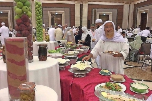 Abu Ramadan_Buffet à Mecque.jpg